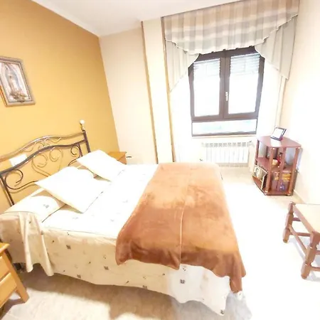 With 2 Bedrooms In Hinojedo With Wonderful City View Shared Pool And Wifi 5 Km From The Beach 아파트